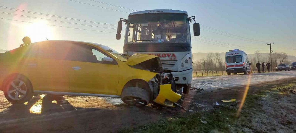 ZONGULDAK'IN ÇAYCUMA İLÇESİNDE ÖĞRENCİ SERVİSİ İLE TİCARİ TAKSİNİN KAFA KAFAYA ÇARPIŞTIĞI KAZADA YARALANAN 8 KİŞİ HASTANEYE KALDIRILDI