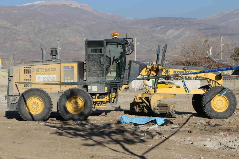BAYBURT'UN DEMİRÖZÜ İLÇE NÜFUSUNA KAYITLI 80 YAŞINDAKİ HASBİ HOF  ERZİNCAN'DA İŞ MAKİNESİNİN ÇARPMASI SONUCU HAYATINI KAYBETTİ