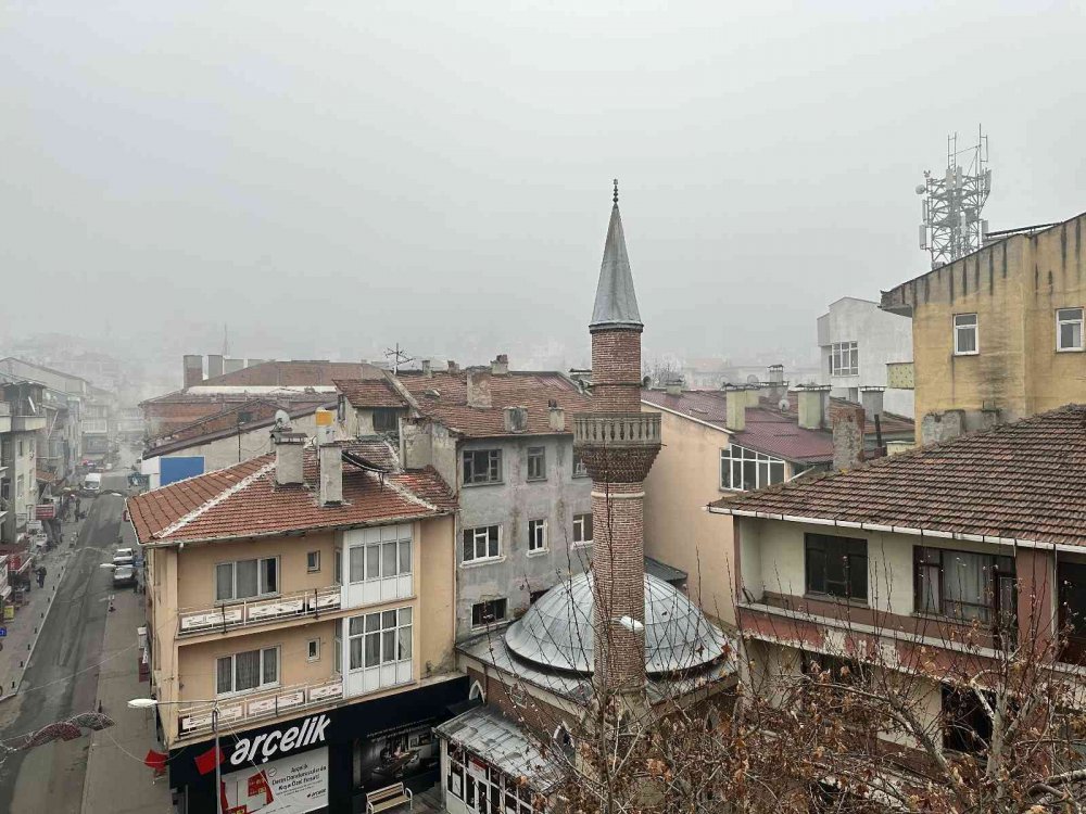 KASTAMONU'DA, İL MERKEZİ VE YÜKSEK KESİMLERİNDE 1 HAFTADIR ETKİSİNİ SÜRDÜREN YOĞUN SİS, GÖRÜŞ MESAFESİNİ 30 METREYE KADAR DÜŞÜRÜYOR