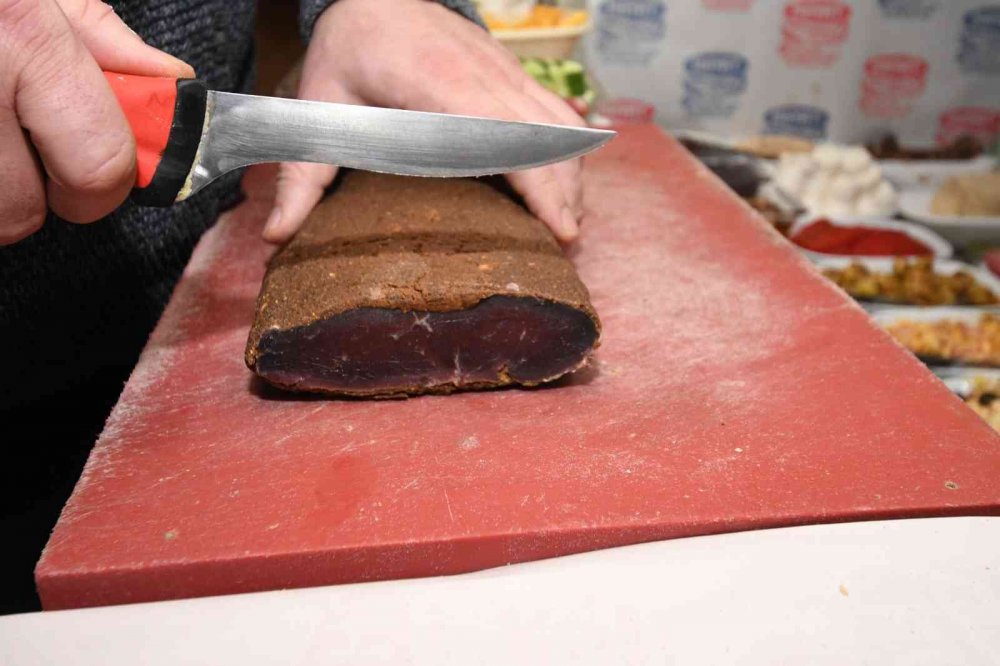 MANDA PASTIRMASI, SIĞIR PASTIRMASININ YERİNİ ALIYOR. TÜRKİYE'DE EN ÇOK MANDA VARLIĞINA SAHİP İL OLAN SAMSUN'DA MANDA ETİNDEN ÜRETİLEN PASTIRMAYA VATANDAŞLARIN TALEBİ HER GEÇEN YIL ARTIYOR