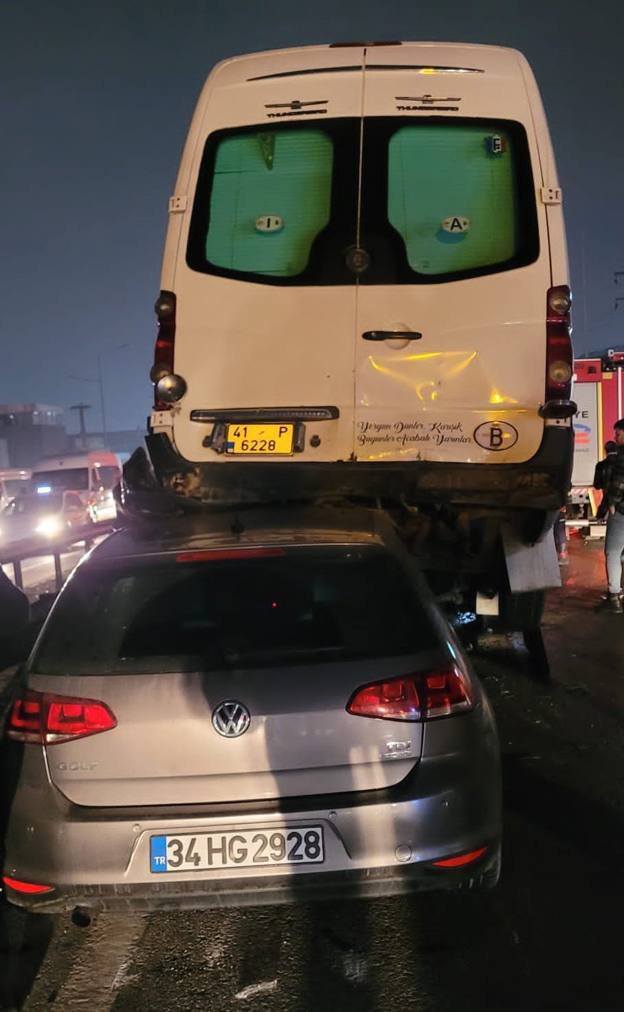 KOCAELİ'NİN GEBZE İLÇESİNDE 9 ARACIN KARIŞTIĞI ZİNCİRLEME KAZADA ORTALIK SAVAŞ ALANINA DÖNDÜ, 1 KİŞİ YARALANDI