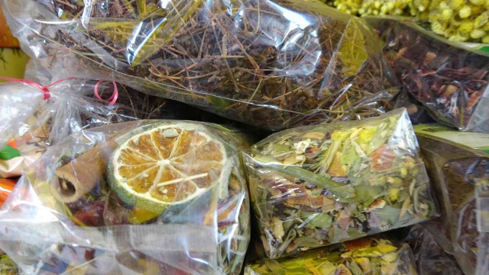 GRİP SALGININA ÇARE ARAYAN RİZELİLER AKTARLARA KOŞUYOR. KIŞ AYLARININ GELMESİYLE BERABER ARTAN GRİP SALGININA ÇARE ARAYAN RİZELİLER ÇÖZÜMÜ AKTARLARDA VE BAL SATIŞ REYONLARINDA ARIYOR