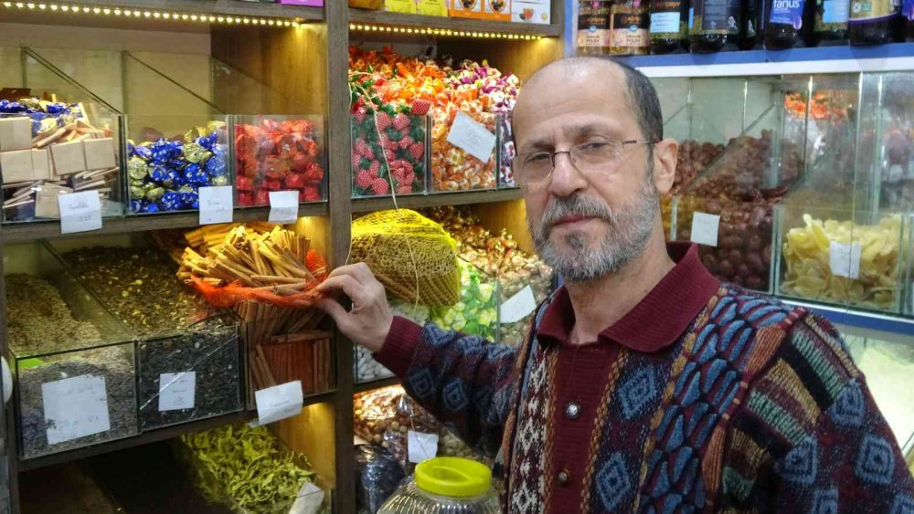 GRİP SALGININA ÇARE ARAYAN RİZELİLER AKTARLARA KOŞUYOR. KIŞ AYLARININ GELMESİYLE BERABER ARTAN GRİP SALGININA ÇARE ARAYAN RİZELİLER ÇÖZÜMÜ AKTARLARDA VE BAL SATIŞ REYONLARINDA ARIYOR