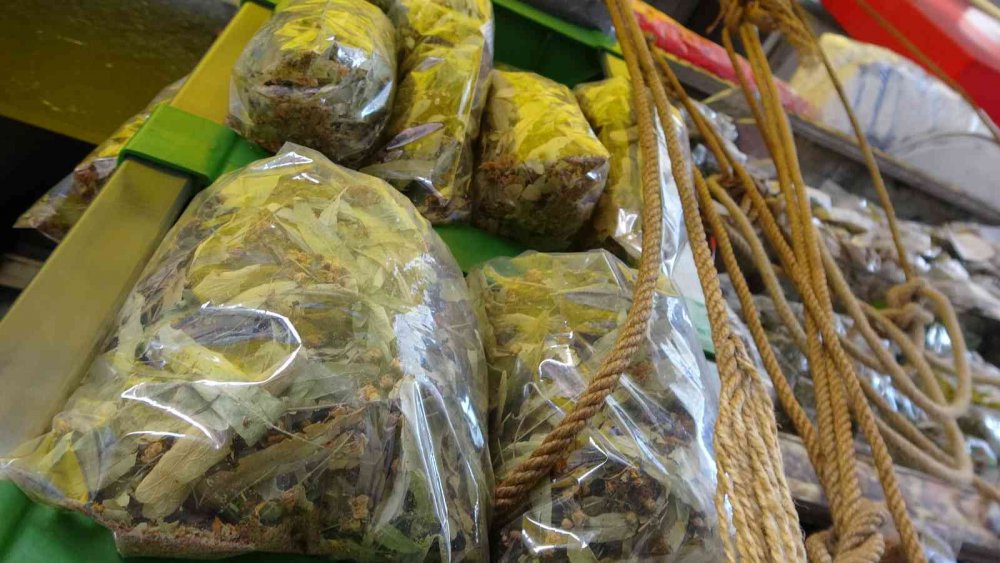 GRİP SALGININA ÇARE ARAYAN RİZELİLER AKTARLARA KOŞUYOR. KIŞ AYLARININ GELMESİYLE BERABER ARTAN GRİP SALGININA ÇARE ARAYAN RİZELİLER ÇÖZÜMÜ AKTARLARDA VE BAL SATIŞ REYONLARINDA ARIYOR