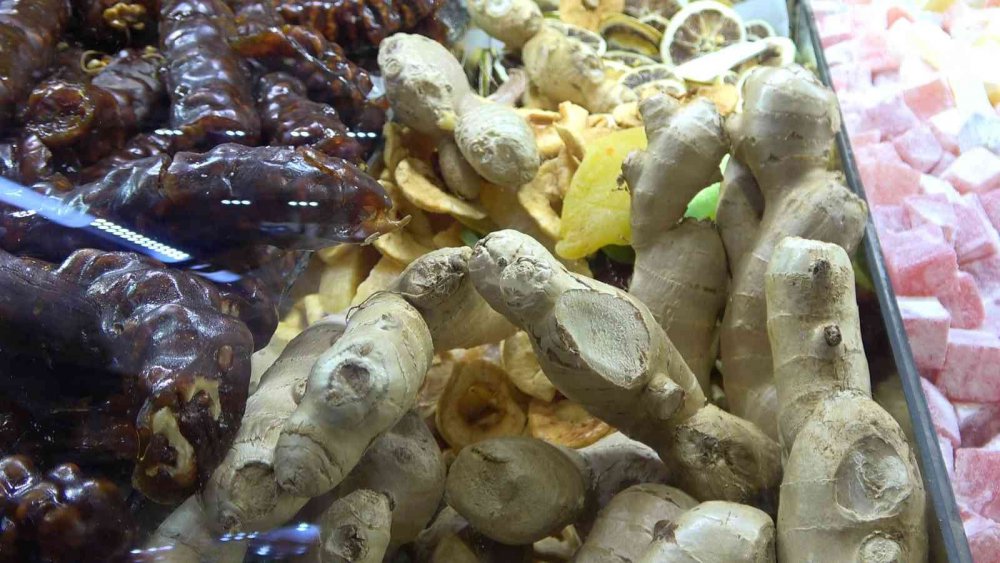 GRİP SALGININA ÇARE ARAYAN RİZELİLER AKTARLARA KOŞUYOR. KIŞ AYLARININ GELMESİYLE BERABER ARTAN GRİP SALGININA ÇARE ARAYAN RİZELİLER ÇÖZÜMÜ AKTARLARDA VE BAL SATIŞ REYONLARINDA ARIYOR