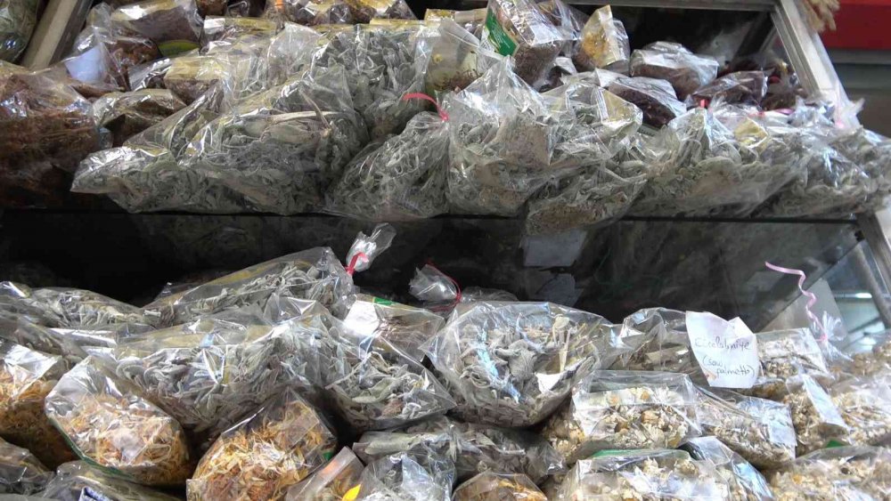 GRİP SALGININA ÇARE ARAYAN RİZELİLER AKTARLARA KOŞUYOR. KIŞ AYLARININ GELMESİYLE BERABER ARTAN GRİP SALGININA ÇARE ARAYAN RİZELİLER ÇÖZÜMÜ AKTARLARDA VE BAL SATIŞ REYONLARINDA ARIYOR