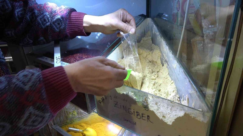 GRİP SALGININA ÇARE ARAYAN RİZELİLER AKTARLARA KOŞUYOR. KIŞ AYLARININ GELMESİYLE BERABER ARTAN GRİP SALGININA ÇARE ARAYAN RİZELİLER ÇÖZÜMÜ AKTARLARDA VE BAL SATIŞ REYONLARINDA ARIYOR