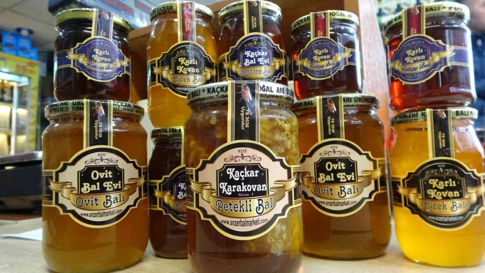 GRİP SALGININA ÇARE ARAYAN RİZELİLER AKTARLARA KOŞUYOR. KIŞ AYLARININ GELMESİYLE BERABER ARTAN GRİP SALGININA ÇARE ARAYAN RİZELİLER ÇÖZÜMÜ AKTARLARDA VE BAL SATIŞ REYONLARINDA ARIYOR