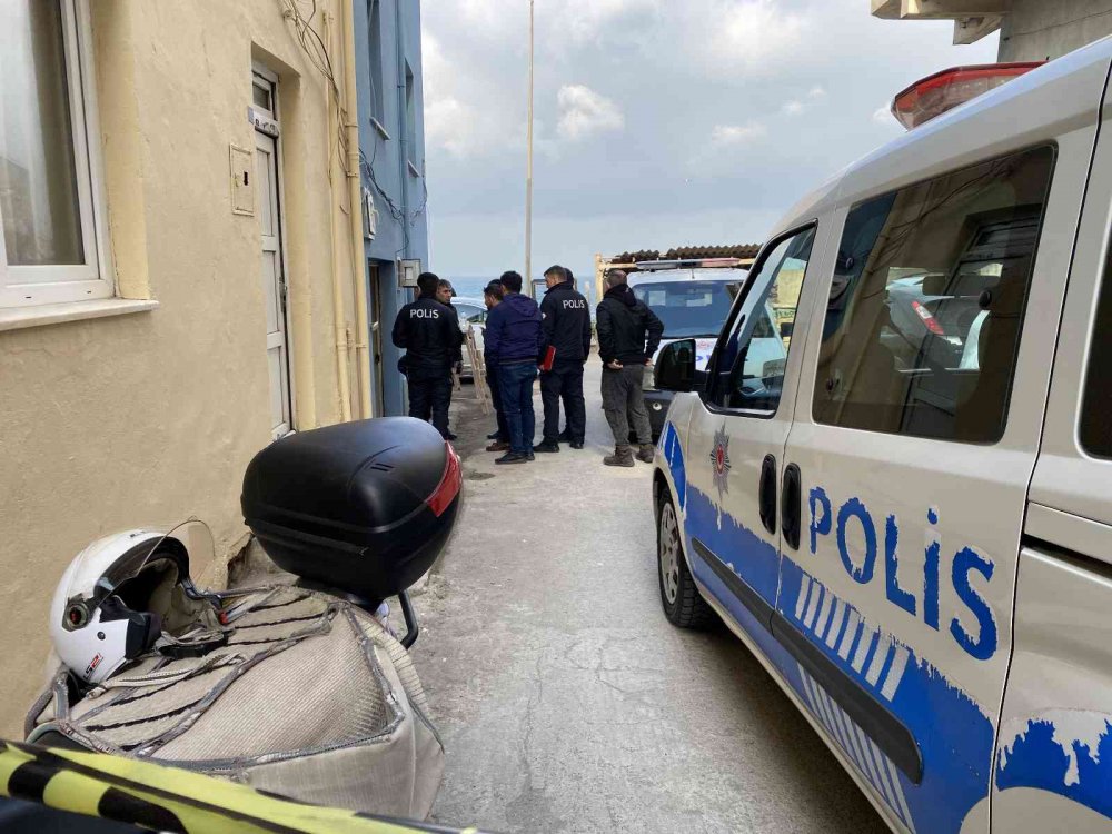 SİNOP'TA KENDİSİNDEN 10 GÜNDÜR HABER ALINAMAYAN 64 YAŞINDAKİ HAKKI MERSİN EVİNDE ÖLÜ BULUNDU. YAPILAN İNCELEMELERİN ARDINDAN ŞAHSIN CENAZESİ DEFNEDİLMEK ÜZERE MEMLEKETİ KASTAMONU'YA GÖNDERİLDİ