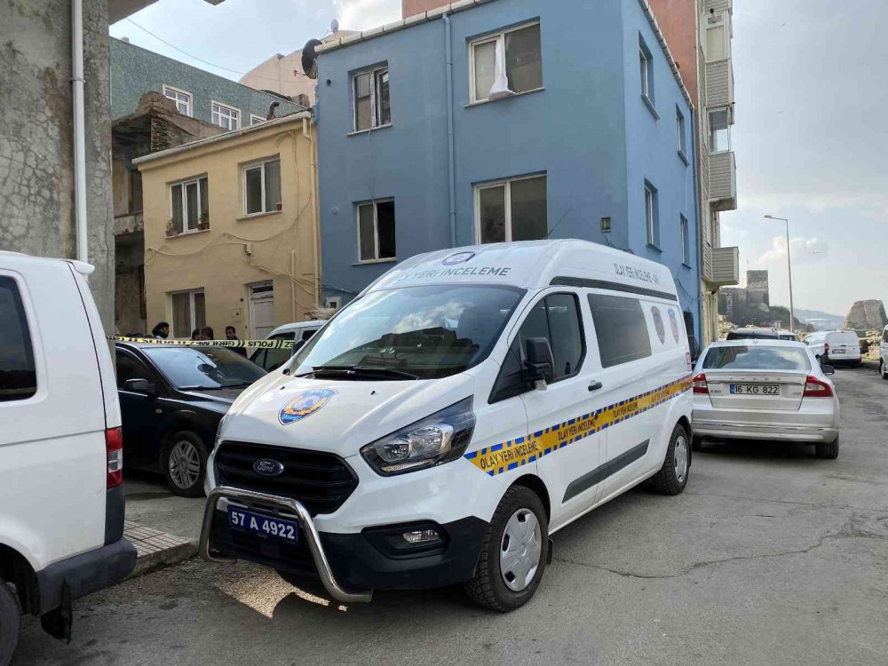 SİNOP'TA KENDİSİNDEN 10 GÜNDÜR HABER ALINAMAYAN 64 YAŞINDAKİ HAKKI MERSİN EVİNDE ÖLÜ BULUNDU. YAPILAN İNCELEMELERİN ARDINDAN ŞAHSIN CENAZESİ DEFNEDİLMEK ÜZERE MEMLEKETİ KASTAMONU'YA GÖNDERİLDİ