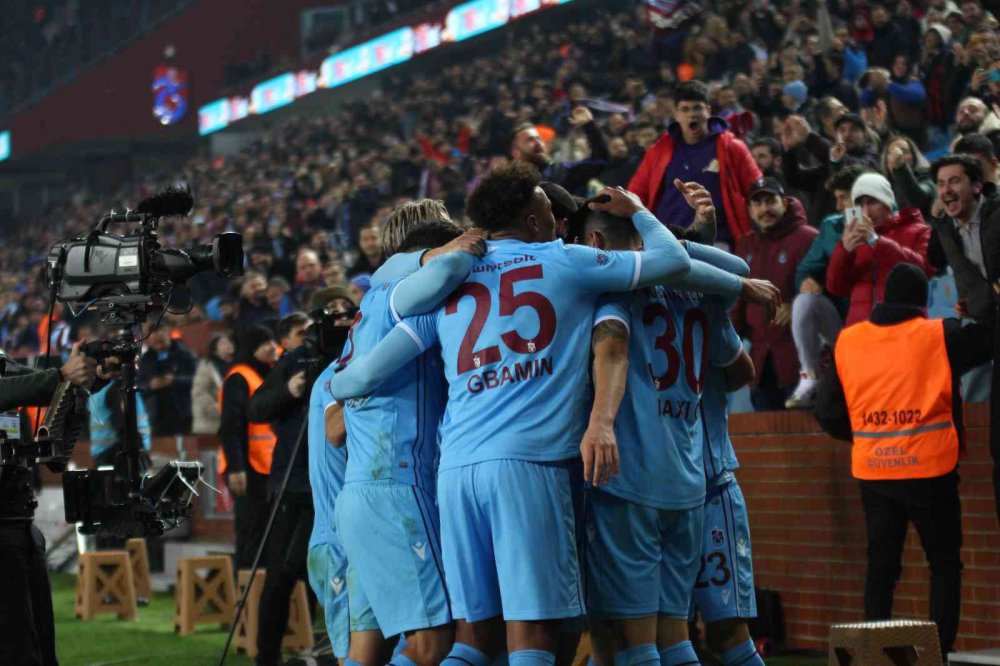 SPOR TOTO SÜPER LİG'İN 17. HAFTASINDA TRABZONSPOR , KONUK ETTİĞİ GİRESUNSPOR'U KARADENİZ DERBİSİNDE  3 - 0 MAĞLUP ETTİ