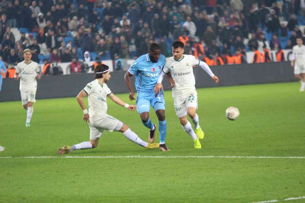 SPOR TOTO SÜPER LİG'İN 17. HAFTASINDA TRABZONSPOR , KONUK ETTİĞİ GİRESUNSPOR'U KARADENİZ DERBİSİNDE  3 - 0 MAĞLUP ETTİ