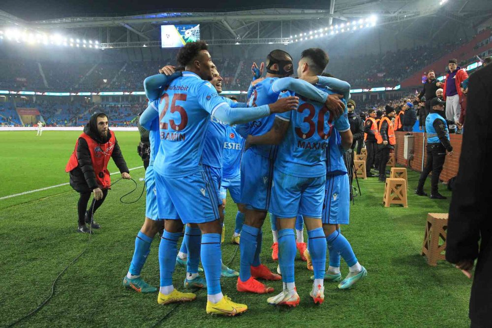 SPOR TOTO SÜPER LİG'İN 17. HAFTASINDA TRABZONSPOR , KONUK ETTİĞİ GİRESUNSPOR'U KARADENİZ DERBİSİNDE  3 - 0 MAĞLUP ETTİ