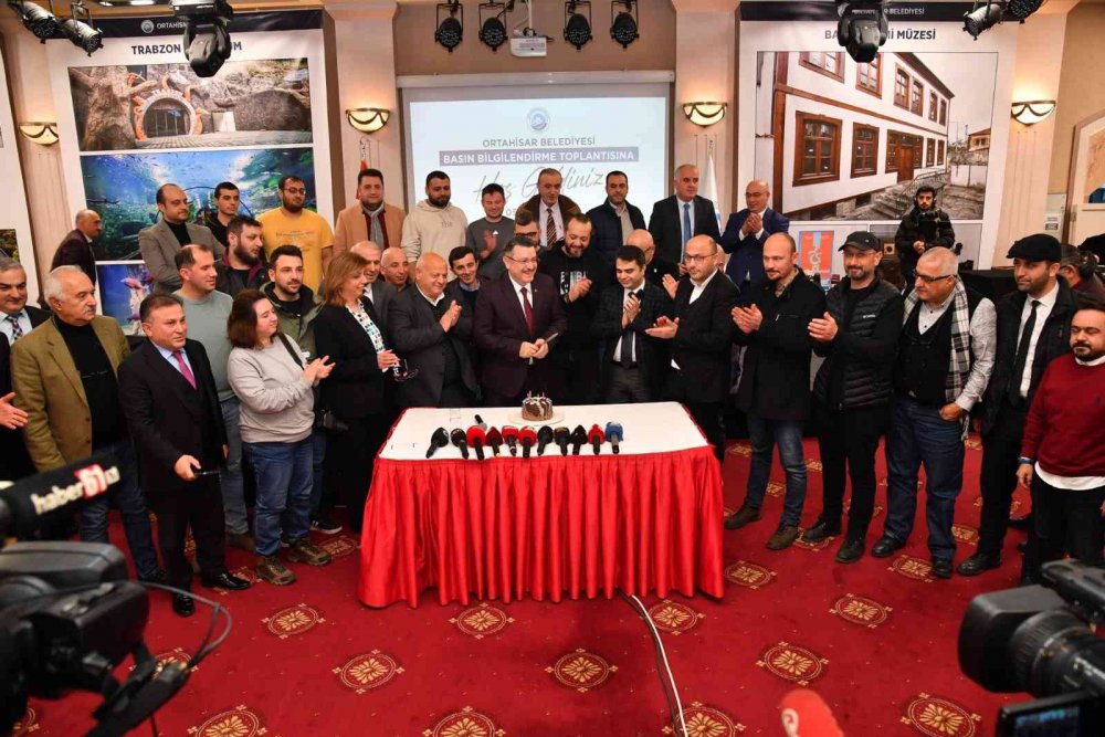 TRABZON'UN ORTAHİSAR İLÇE BELEDİYE BAŞKANI AHMET METİN GENÇ, 8 YILLIK GÖREV SÜRESİNİ BUGÜN DÜZENLEDİĞİ BASIN TOPLANTISI İLE DEĞERLENDİRDİ. ÇAYTV BASIN TOPLANTISINI CANLI YAYINLADI