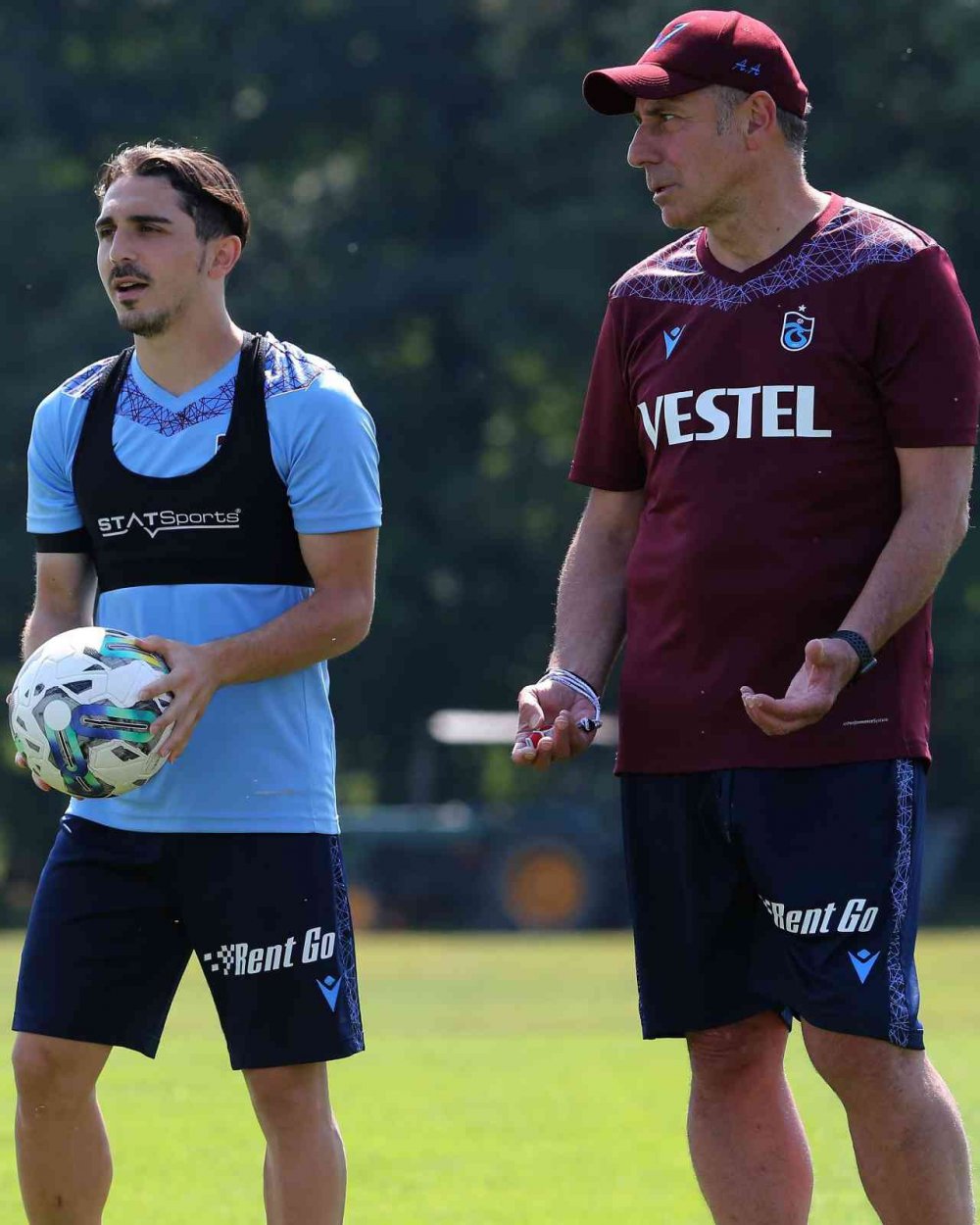 ABDÜLKADİR ÖMÜR, AVCI İLE ESKİ GÜNLERİNE DÖNÜYOR. TRABZONSPOR'UN BAŞARILI FUTBOLCUSU ABDÜLKADİR ÖMÜR, HÜCUMDA VE SAVUNMADA SERGİLEDİĞİ PERFORMANSLA GÖZ DOLDURUYOR