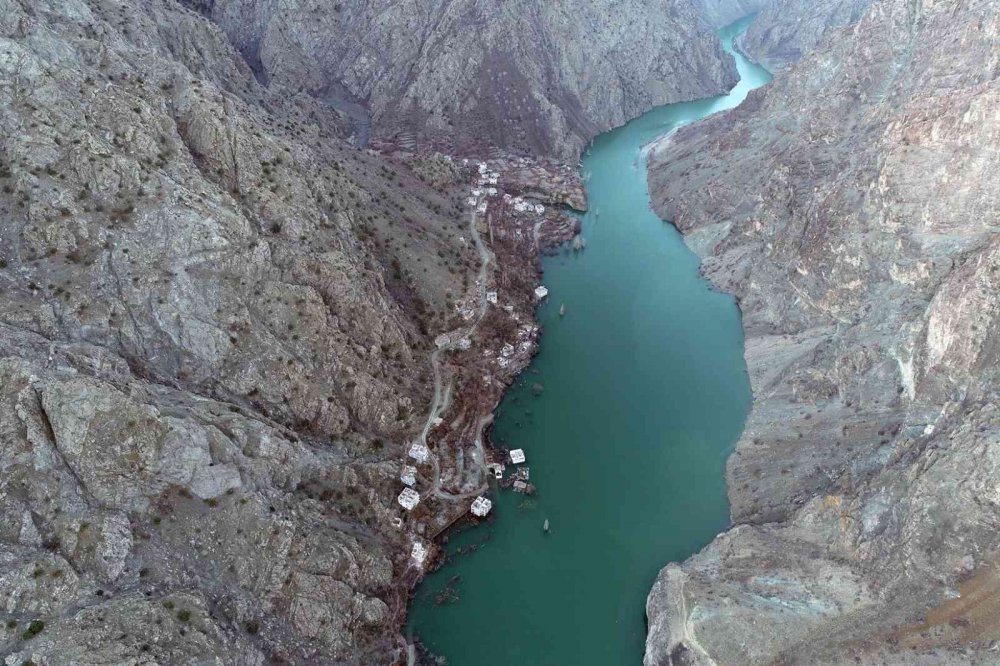 ARTVİN'DE SU TUTULMAYA BAŞLAYAN YUSUFELİ BARAJI VE HES'DE SULAR YÜKSELMEYE DEVAM EDİYOR. SU SEVİYESİ 62 METREYİ BULURKEN, DEPOLANAN SU MİKTARI 44,5 MİLYON METREKÜP SEVİYESİNE ULAŞTI
