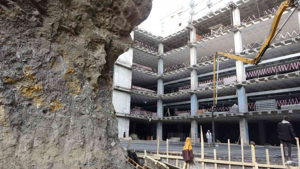 DOĞU KARADENİZ'DE YOL VE OTOPARK ÇALIŞMALARI ZAMAN ZAMAN SIRA DIŞI GÖRÜNTÜLERE SAHNE OLUYOR. TRABZON BÜYÜKŞEHİR BELEDİYESİ TARAFINDAN ŞEHİR MERKEZİNDE DEVAM EDEN KATLI OTAPARK KARADENİZ SAHİL YOLU'NA BİR TÜNELLE BAĞLANACAK