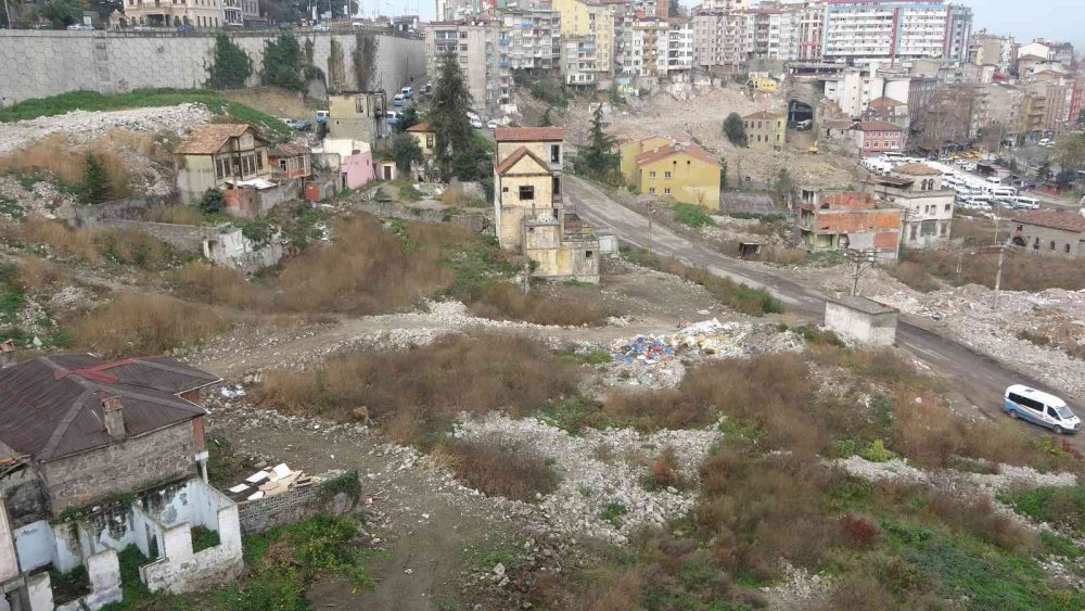 DOĞU KARADENİZ'DE YOL VE OTOPARK ÇALIŞMALARI ZAMAN ZAMAN SIRA DIŞI GÖRÜNTÜLERE SAHNE OLUYOR. TRABZON BÜYÜKŞEHİR BELEDİYESİ TARAFINDAN ŞEHİR MERKEZİNDE DEVAM EDEN KATLI OTAPARK KARADENİZ SAHİL YOLU'NA BİR TÜNELLE BAĞLANACAK