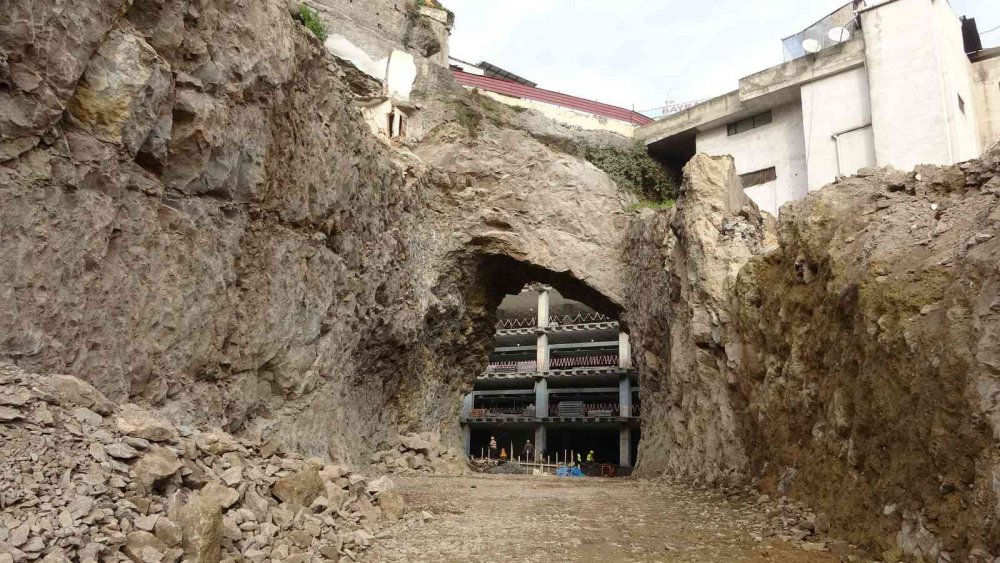DOĞU KARADENİZ'DE YOL VE OTOPARK ÇALIŞMALARI ZAMAN ZAMAN SIRA DIŞI GÖRÜNTÜLERE SAHNE OLUYOR. TRABZON BÜYÜKŞEHİR BELEDİYESİ TARAFINDAN ŞEHİR MERKEZİNDE DEVAM EDEN KATLI OTAPARK KARADENİZ SAHİL YOLU'NA BİR TÜNELLE BAĞLANACAK