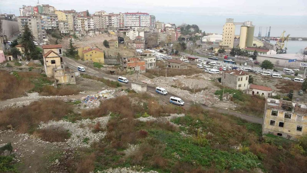 DOĞU KARADENİZ'DE YOL VE OTOPARK ÇALIŞMALARI ZAMAN ZAMAN SIRA DIŞI GÖRÜNTÜLERE SAHNE OLUYOR. TRABZON BÜYÜKŞEHİR BELEDİYESİ TARAFINDAN ŞEHİR MERKEZİNDE DEVAM EDEN KATLI OTAPARK KARADENİZ SAHİL YOLU'NA BİR TÜNELLE BAĞLANACAK
