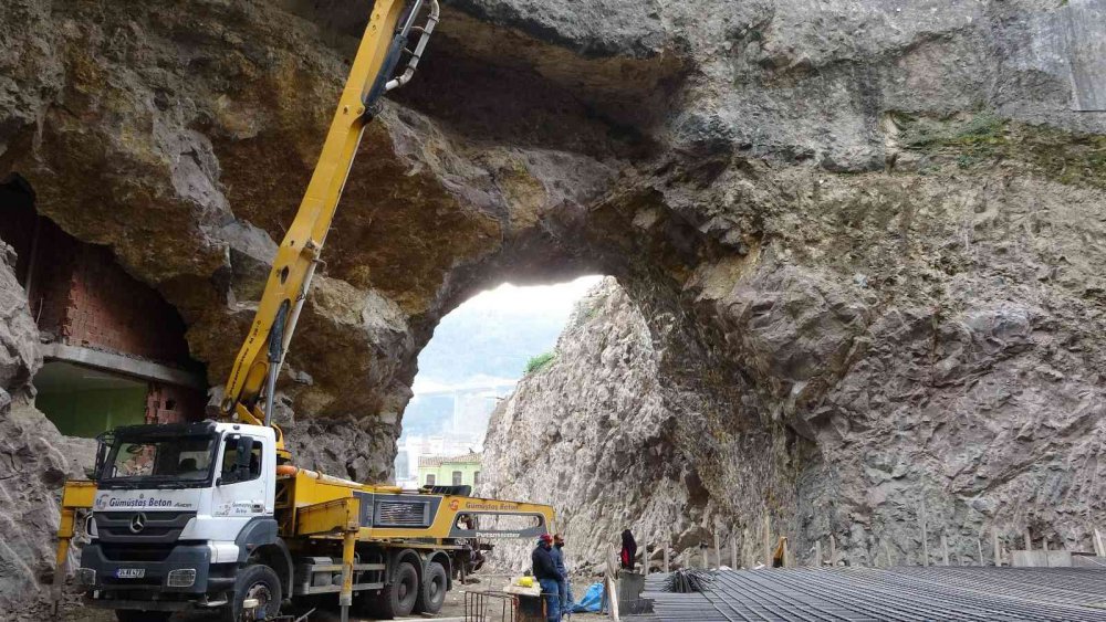 DOĞU KARADENİZ'DE YOL VE OTOPARK ÇALIŞMALARI ZAMAN ZAMAN SIRA DIŞI GÖRÜNTÜLERE SAHNE OLUYOR. TRABZON BÜYÜKŞEHİR BELEDİYESİ TARAFINDAN ŞEHİR MERKEZİNDE DEVAM EDEN KATLI OTAPARK KARADENİZ SAHİL YOLU'NA BİR TÜNELLE BAĞLANACAK