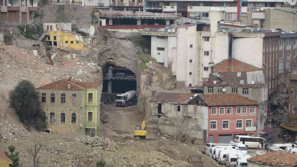 DOĞU KARADENİZ'DE YOL VE OTOPARK ÇALIŞMALARI ZAMAN ZAMAN SIRA DIŞI GÖRÜNTÜLERE SAHNE OLUYOR. TRABZON BÜYÜKŞEHİR BELEDİYESİ TARAFINDAN ŞEHİR MERKEZİNDE DEVAM EDEN KATLI OTAPARK KARADENİZ SAHİL YOLU'NA BİR TÜNELLE BAĞLANACAK