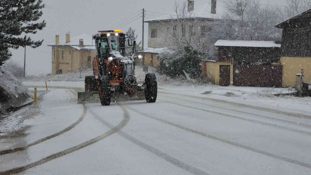 KARABÜK-BARTIN KARAYOLUNDA SEZONUN İLK KARI ETKİLİ OLURKEN YOĞUN KAR YAĞIŞI TRAFİĞİ DE OLUMSUZ ETKİLİYOR