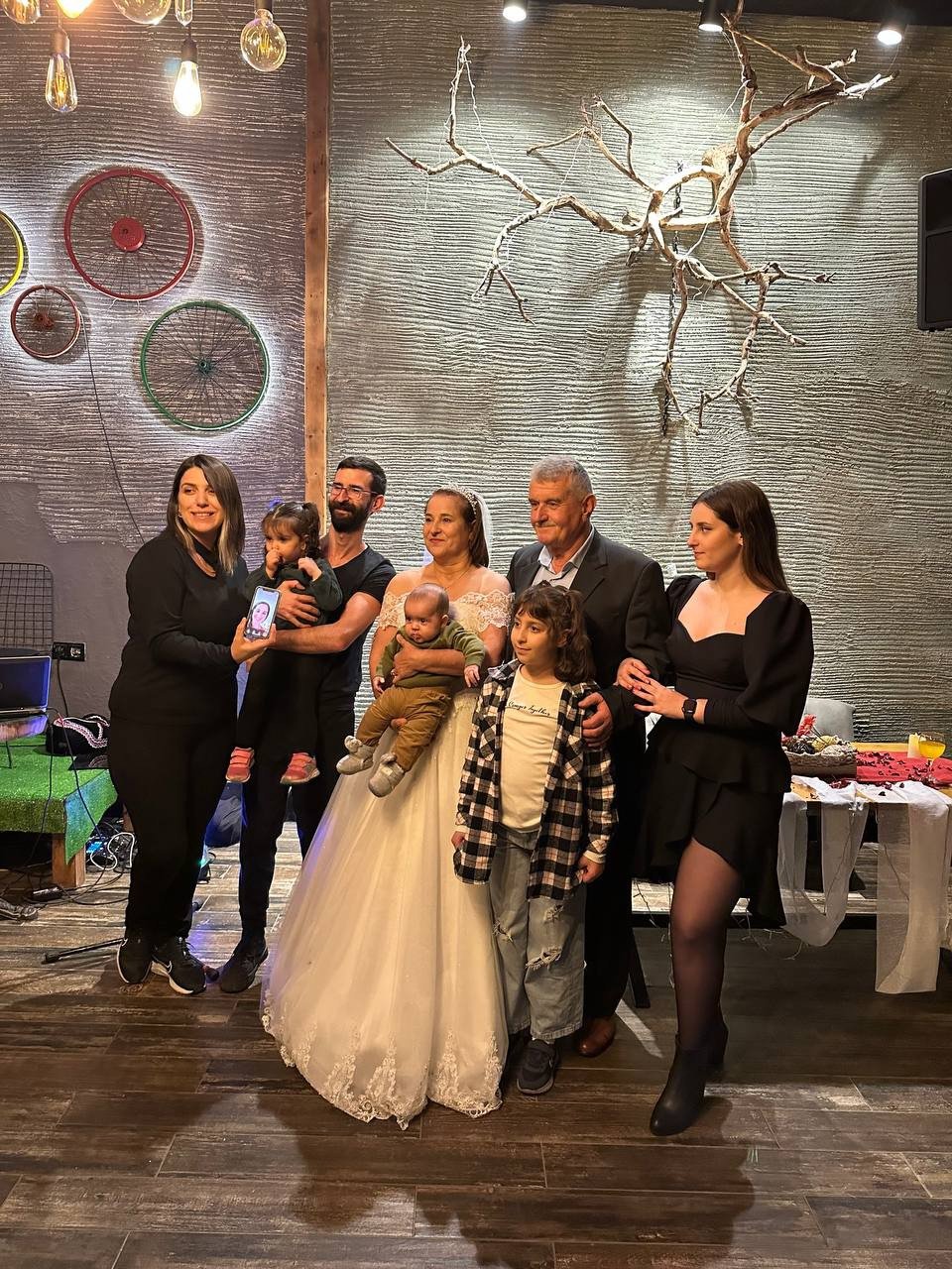 RİZE'NİN PAZAR İLÇESİNDE 5 TORUN SAHİBİ ÇİFT , 40'INCI EVLİLİK YIL DÖNÜMLERİNDE GELİNLİK VE DAMATLIK GİYEREK TEKRARDAN DÜĞÜN YAPTILAR