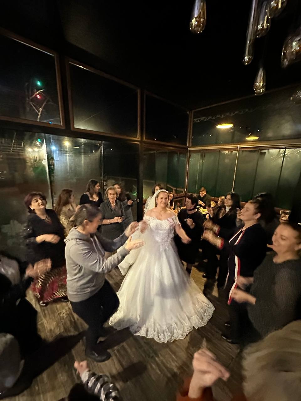 RİZE'NİN PAZAR İLÇESİNDE 5 TORUN SAHİBİ ÇİFT , 40'INCI EVLİLİK YIL DÖNÜMLERİNDE GELİNLİK VE DAMATLIK GİYEREK TEKRARDAN DÜĞÜN YAPTILAR