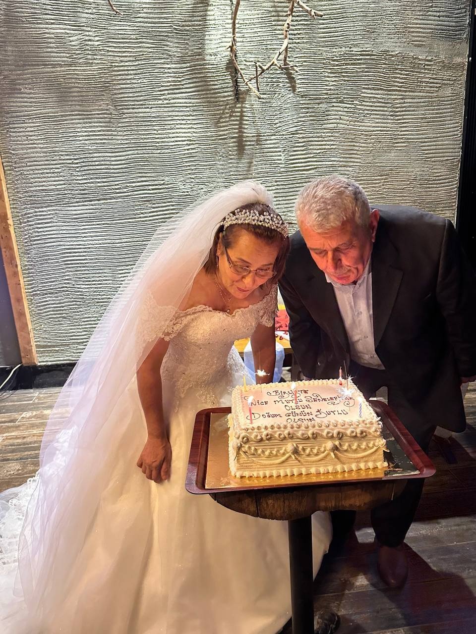 RİZE'NİN PAZAR İLÇESİNDE 5 TORUN SAHİBİ ÇİFT , 40'INCI EVLİLİK YIL DÖNÜMLERİNDE GELİNLİK VE DAMATLIK GİYEREK TEKRARDAN DÜĞÜN YAPTILAR