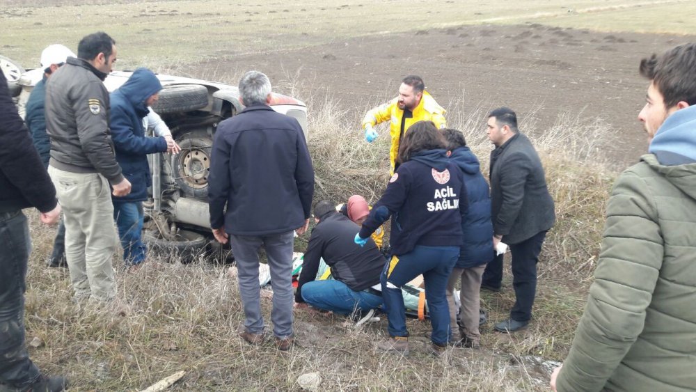 TOKAT'IN YEŞİLYURT İLÇESİNDE GİZLİ BUZLANMA NEDENİ İLE HAFİF TİCARİ ARAÇLA OTOMOBİLİN ÇARPIŞMASI SONUCU MEYDANA GELEN KAZADA 7 KİŞİ YARALANDI