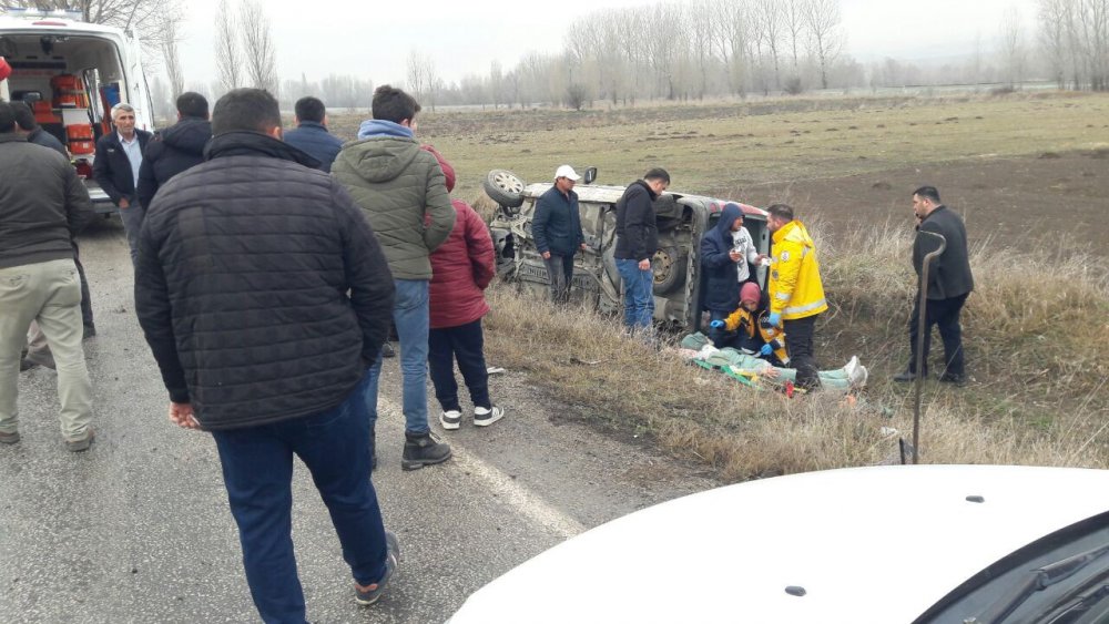 TOKAT'IN YEŞİLYURT İLÇESİNDE GİZLİ BUZLANMA NEDENİ İLE HAFİF TİCARİ ARAÇLA OTOMOBİLİN ÇARPIŞMASI SONUCU MEYDANA GELEN KAZADA 7 KİŞİ YARALANDI