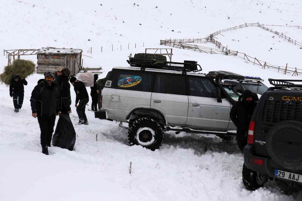 GÜMÜŞHANE'DE OFF-ROAD KULÜBÜ SPORCULARI NORMAL ARAÇLARIN ULAŞAMAYACAĞI NOKTALARA ARAZİ ARAÇLARI İLE ÇIKARAK YABAN HAYVANLARI İÇİN YEMLEME ÇALIŞMASI YAPTI