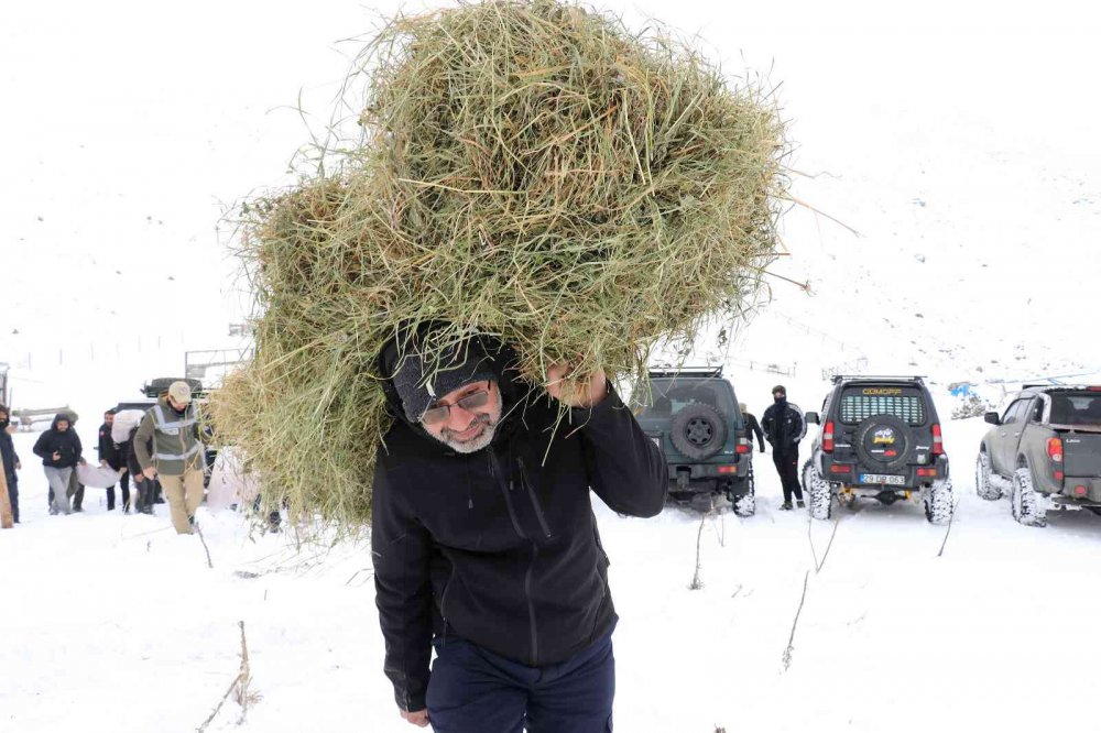 GÜMÜŞHANE'DE OFF-ROAD KULÜBÜ SPORCULARI NORMAL ARAÇLARIN ULAŞAMAYACAĞI NOKTALARA ARAZİ ARAÇLARI İLE ÇIKARAK YABAN HAYVANLARI İÇİN YEMLEME ÇALIŞMASI YAPTI