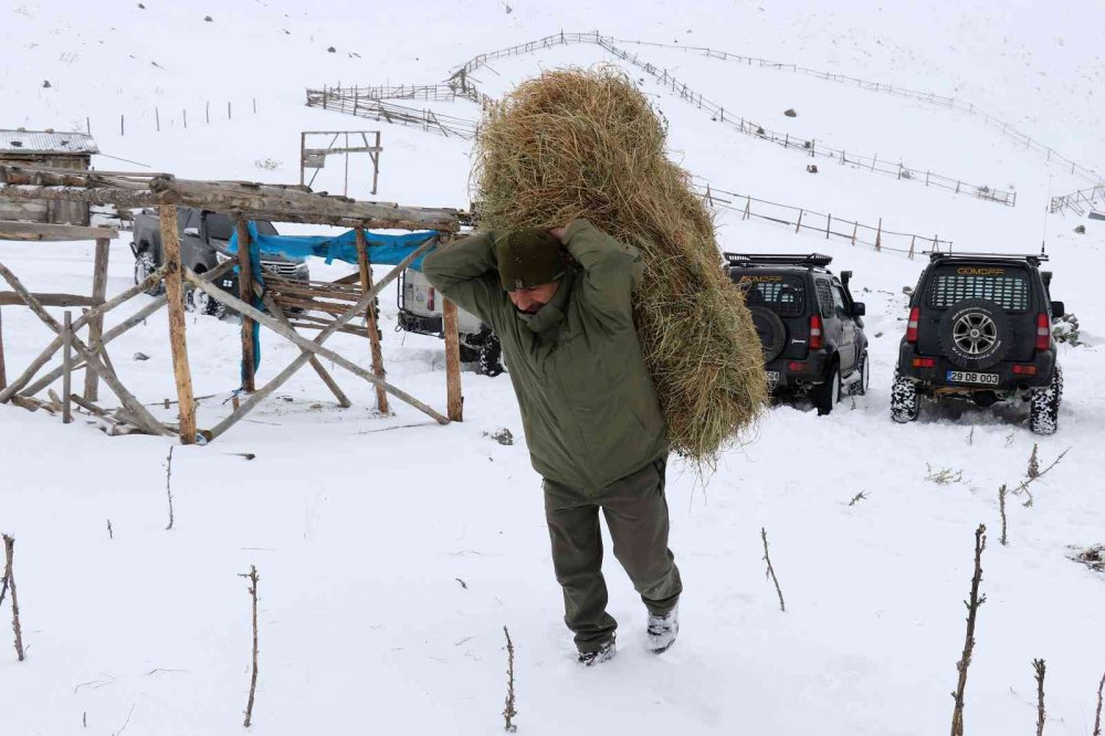 GÜMÜŞHANE'DE OFF-ROAD KULÜBÜ SPORCULARI NORMAL ARAÇLARIN ULAŞAMAYACAĞI NOKTALARA ARAZİ ARAÇLARI İLE ÇIKARAK YABAN HAYVANLARI İÇİN YEMLEME ÇALIŞMASI YAPTI