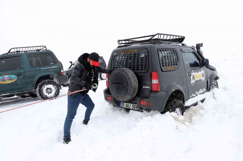 GÜMÜŞHANE'DE OFF-ROAD KULÜBÜ SPORCULARI NORMAL ARAÇLARIN ULAŞAMAYACAĞI NOKTALARA ARAZİ ARAÇLARI İLE ÇIKARAK YABAN HAYVANLARI İÇİN YEMLEME ÇALIŞMASI YAPTI