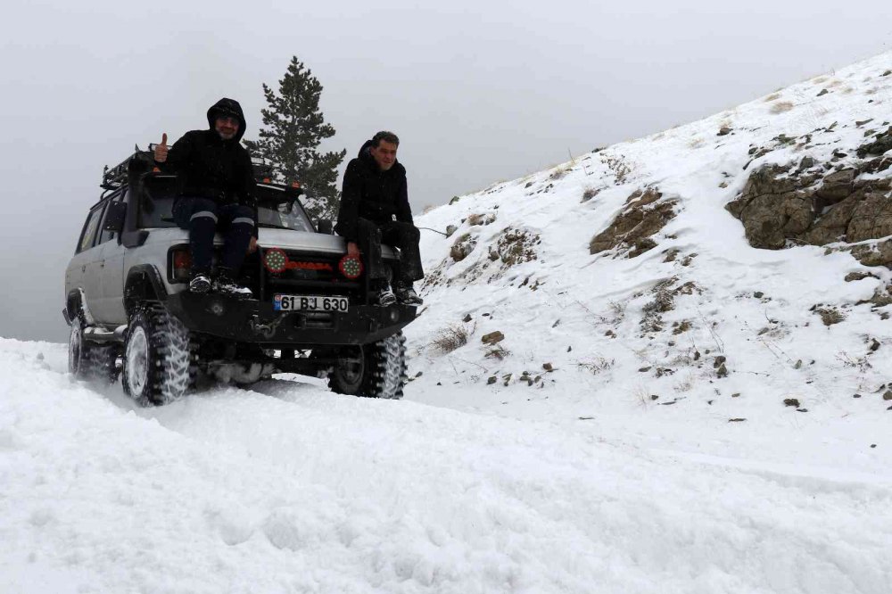 GÜMÜŞHANE'DE OFF-ROAD KULÜBÜ SPORCULARI NORMAL ARAÇLARIN ULAŞAMAYACAĞI NOKTALARA ARAZİ ARAÇLARI İLE ÇIKARAK YABAN HAYVANLARI İÇİN YEMLEME ÇALIŞMASI YAPTI