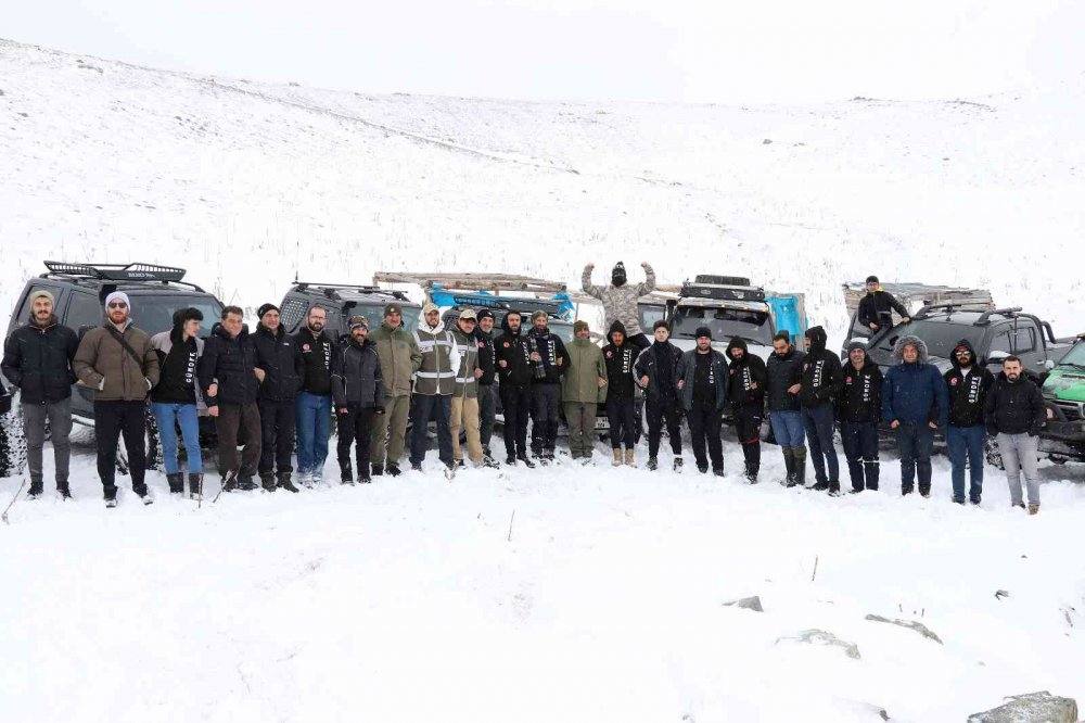 GÜMÜŞHANE'DE OFF-ROAD KULÜBÜ SPORCULARI NORMAL ARAÇLARIN ULAŞAMAYACAĞI NOKTALARA ARAZİ ARAÇLARI İLE ÇIKARAK YABAN HAYVANLARI İÇİN YEMLEME ÇALIŞMASI YAPTI