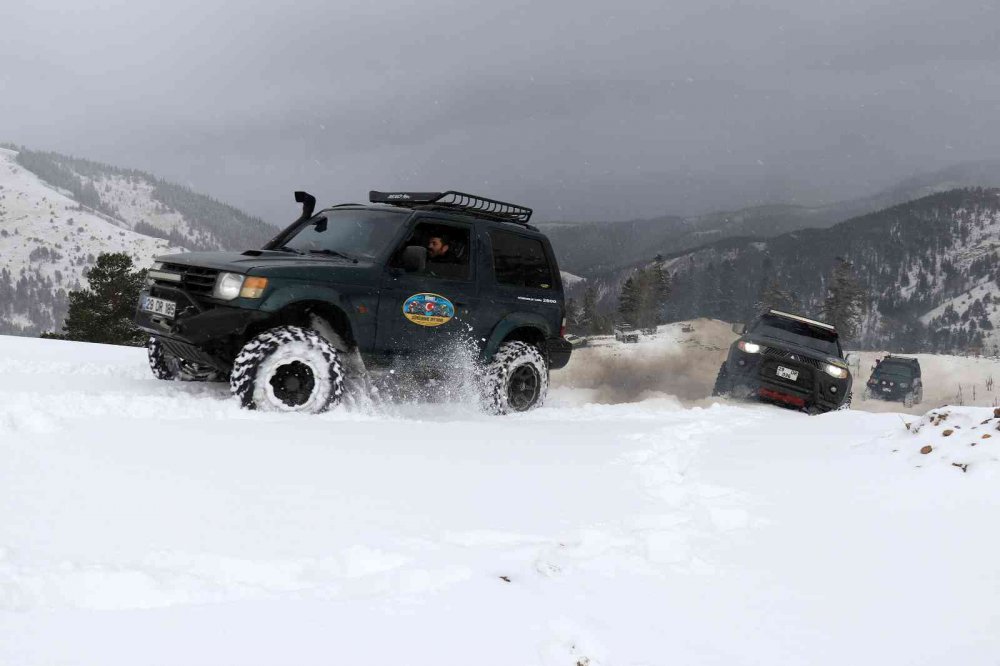 GÜMÜŞHANE'DE OFF-ROAD KULÜBÜ SPORCULARI NORMAL ARAÇLARIN ULAŞAMAYACAĞI NOKTALARA ARAZİ ARAÇLARI İLE ÇIKARAK YABAN HAYVANLARI İÇİN YEMLEME ÇALIŞMASI YAPTI