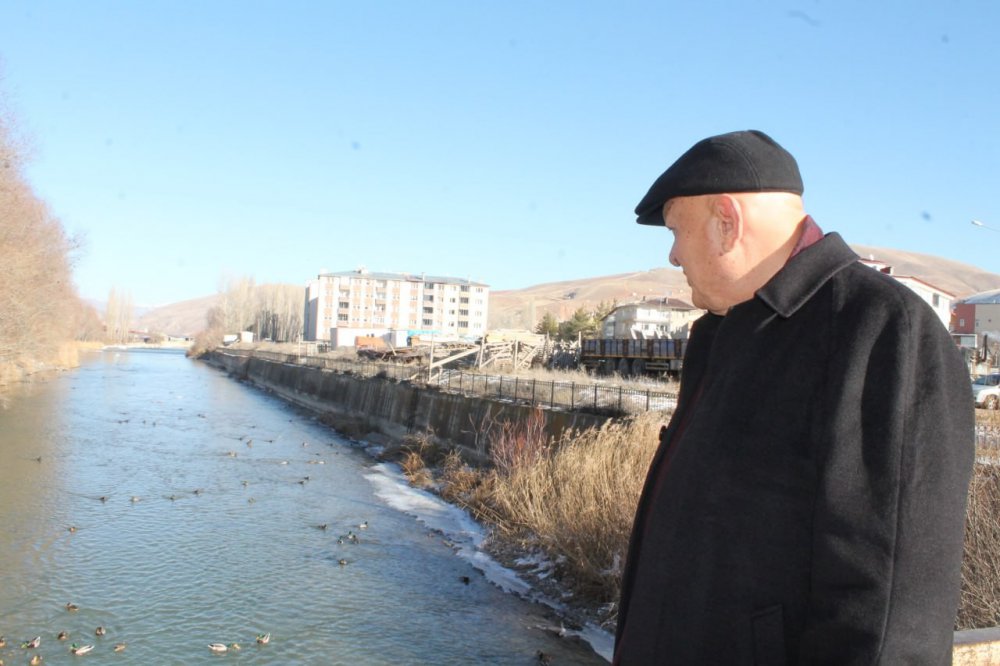 SİBİRYA’DAN GÖÇ EDEN YEŞİLBAŞLI ÖRDEKLER BAYBURT’U SEVDİ. SİBİRYA VE RUSYA'DAN GÖÇ EDEN, TÜRKÜLERE KONU OLAN YEŞİLBAŞLI ÖRDEKLER, 10 YILDIR KIŞ AYLARINDA BAYBURT'TAN GEÇEN ÇORUH NEHRİNİ MESKEN TUTTU