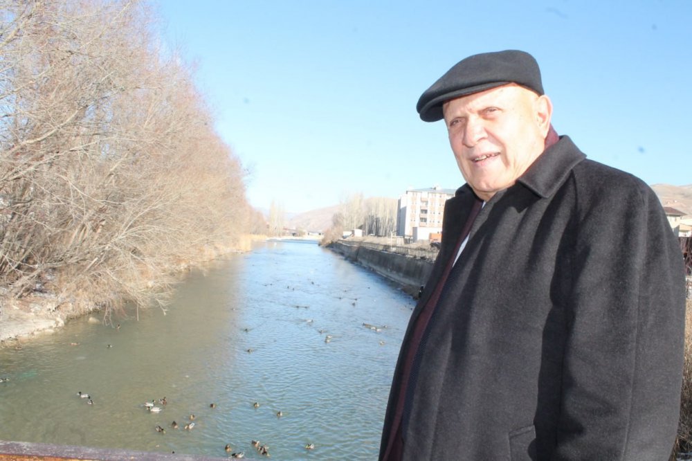 SİBİRYA’DAN GÖÇ EDEN YEŞİLBAŞLI ÖRDEKLER BAYBURT’U SEVDİ. SİBİRYA VE RUSYA'DAN GÖÇ EDEN, TÜRKÜLERE KONU OLAN YEŞİLBAŞLI ÖRDEKLER, 10 YILDIR KIŞ AYLARINDA BAYBURT'TAN GEÇEN ÇORUH NEHRİNİ MESKEN TUTTU