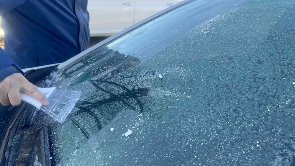 ERZURUM'DA HAVA SICAKLIĞI GECE SIFIRIN ALTINDA 18, GÜNDÜZ İSE SIFIRIN ALTINDA 11 DERECEYE DÜŞMESİYLE HER YER BUZ TUTTU