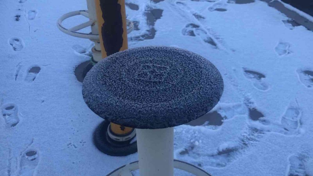 ERZURUM'DA HAVA SICAKLIĞI GECE SIFIRIN ALTINDA 18, GÜNDÜZ İSE SIFIRIN ALTINDA 11 DERECEYE DÜŞMESİYLE HER YER BUZ TUTTU