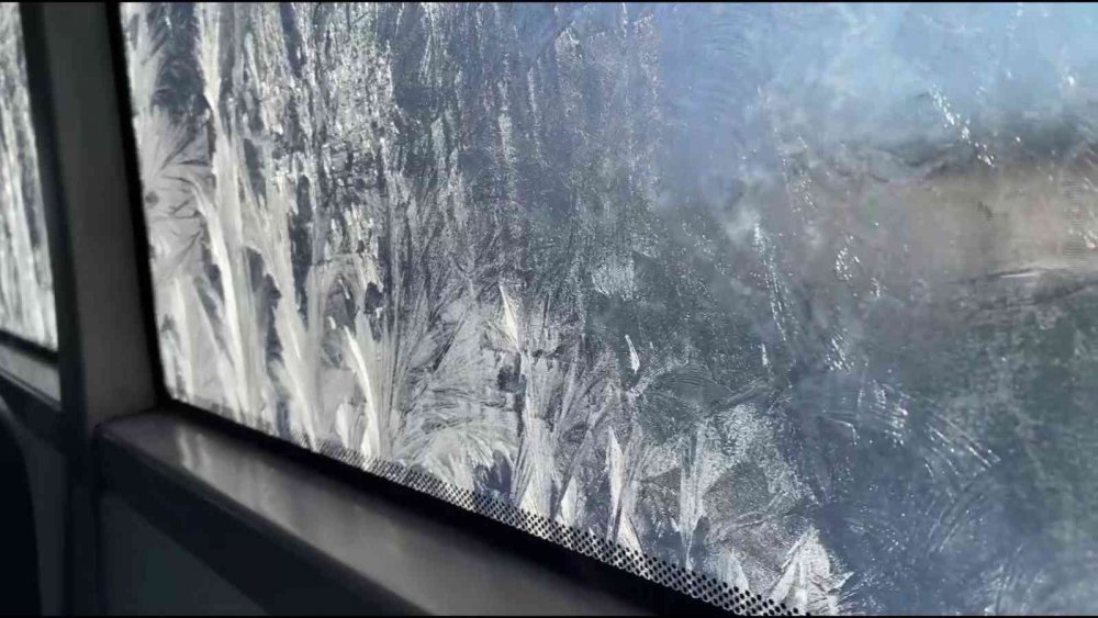 ERZURUM'DA HAVA SICAKLIĞI GECE SIFIRIN ALTINDA 18, GÜNDÜZ İSE SIFIRIN ALTINDA 11 DERECEYE DÜŞMESİYLE HER YER BUZ TUTTU