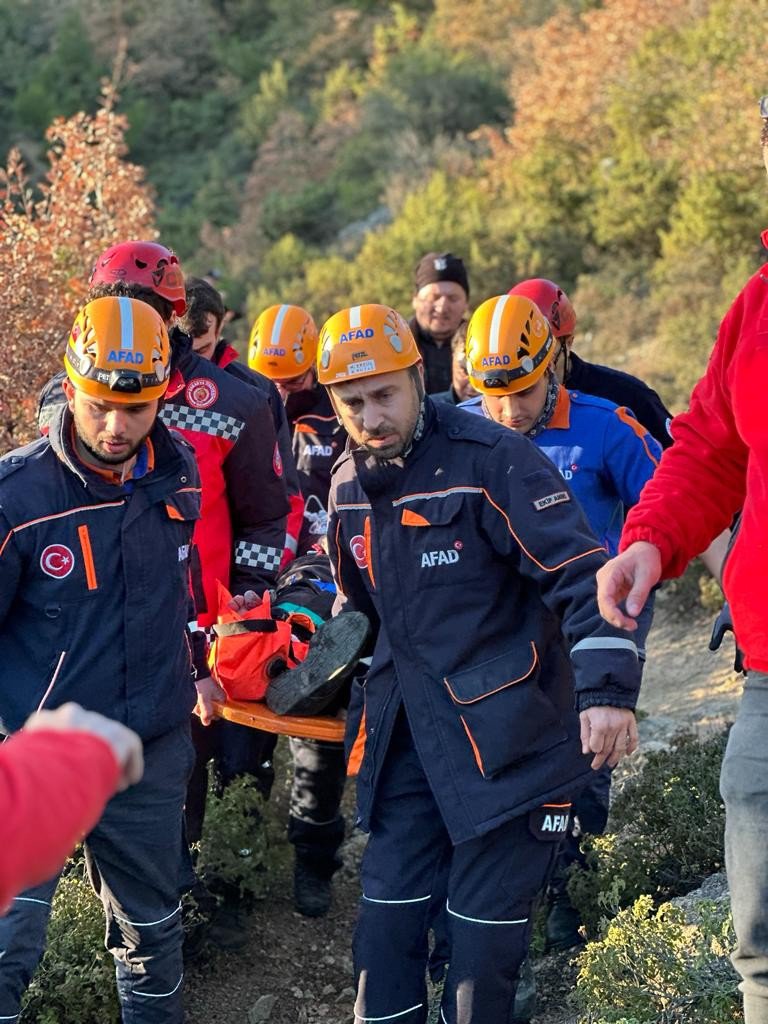 KOCAELİ'DEN, SAKARYA'NIN PAMUKOVA İLÇESİNDE DEFİNE ARAMAYA GELEN 3 ŞÜPHELİ YAKALANDI. ŞÜPHELİLERİ, KAÇAK KAZI YAPTIKLARI ESNADA OYDUKLARI KAYANIN BİR KİŞİNİN AYAĞININ ÜZERİNE DÜŞEREK YARALAMASI ELE VERDİ