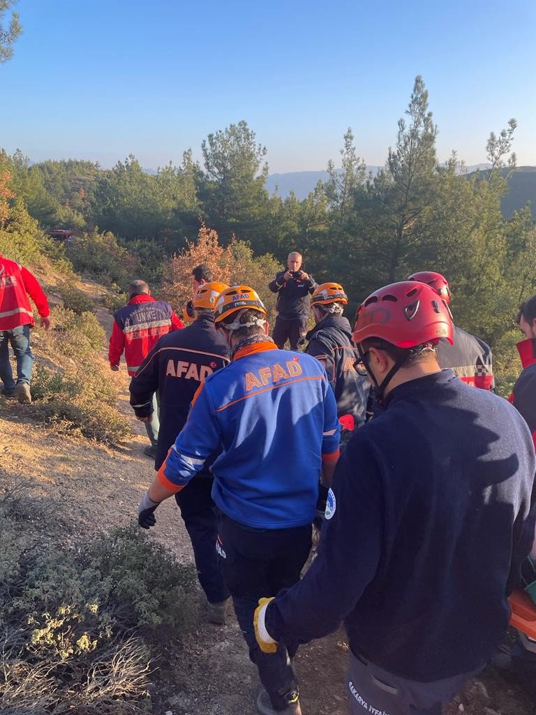KOCAELİ'DEN, SAKARYA'NIN PAMUKOVA İLÇESİNDE DEFİNE ARAMAYA GELEN 3 ŞÜPHELİ YAKALANDI. ŞÜPHELİLERİ, KAÇAK KAZI YAPTIKLARI ESNADA OYDUKLARI KAYANIN BİR KİŞİNİN AYAĞININ ÜZERİNE DÜŞEREK YARALAMASI ELE VERDİ