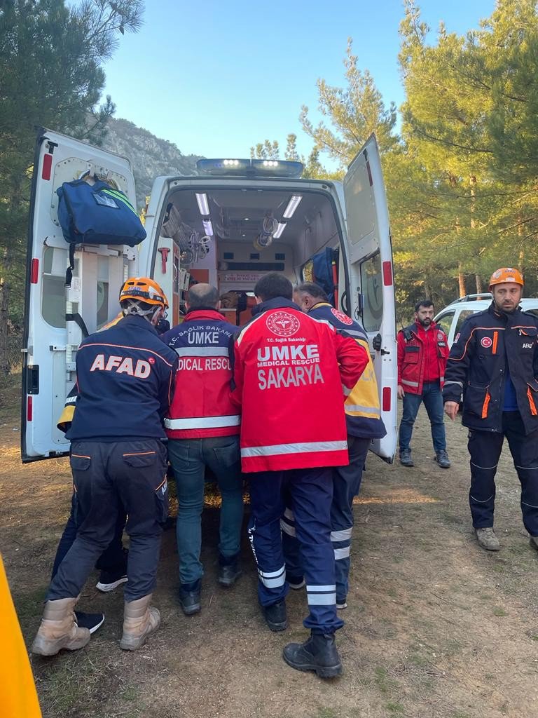 KOCAELİ'DEN, SAKARYA'NIN PAMUKOVA İLÇESİNDE DEFİNE ARAMAYA GELEN 3 ŞÜPHELİ YAKALANDI. ŞÜPHELİLERİ, KAÇAK KAZI YAPTIKLARI ESNADA OYDUKLARI KAYANIN BİR KİŞİNİN AYAĞININ ÜZERİNE DÜŞEREK YARALAMASI ELE VERDİ