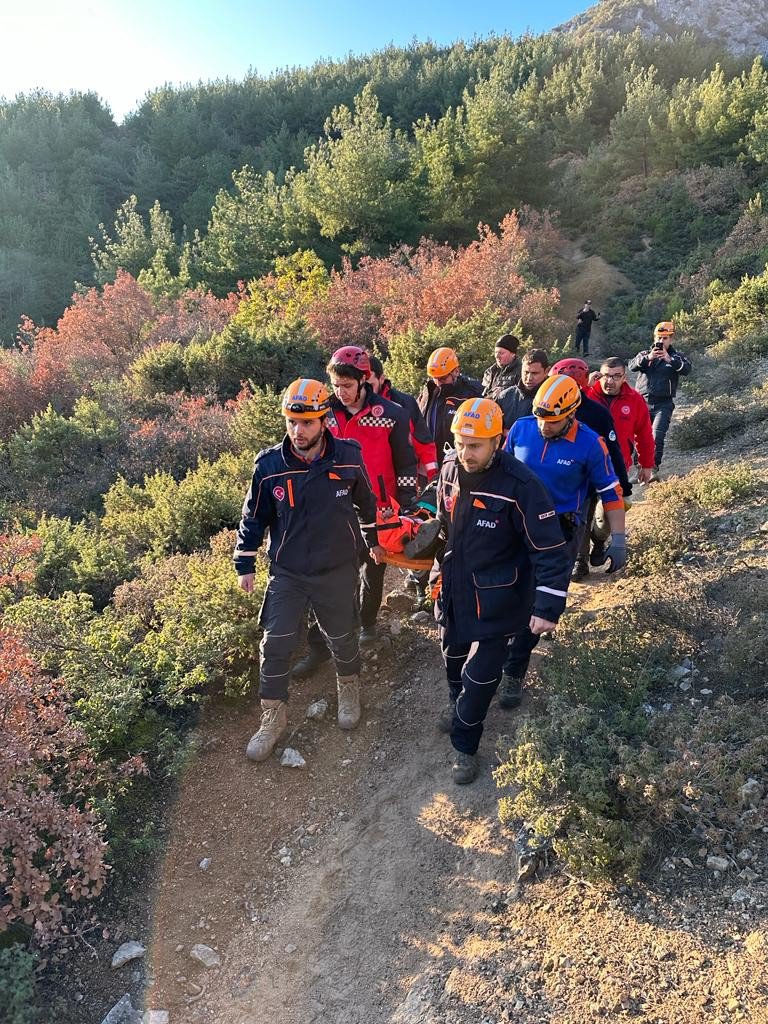 KOCAELİ'DEN, SAKARYA'NIN PAMUKOVA İLÇESİNDE DEFİNE ARAMAYA GELEN 3 ŞÜPHELİ YAKALANDI. ŞÜPHELİLERİ, KAÇAK KAZI YAPTIKLARI ESNADA OYDUKLARI KAYANIN BİR KİŞİNİN AYAĞININ ÜZERİNE DÜŞEREK YARALAMASI ELE VERDİ