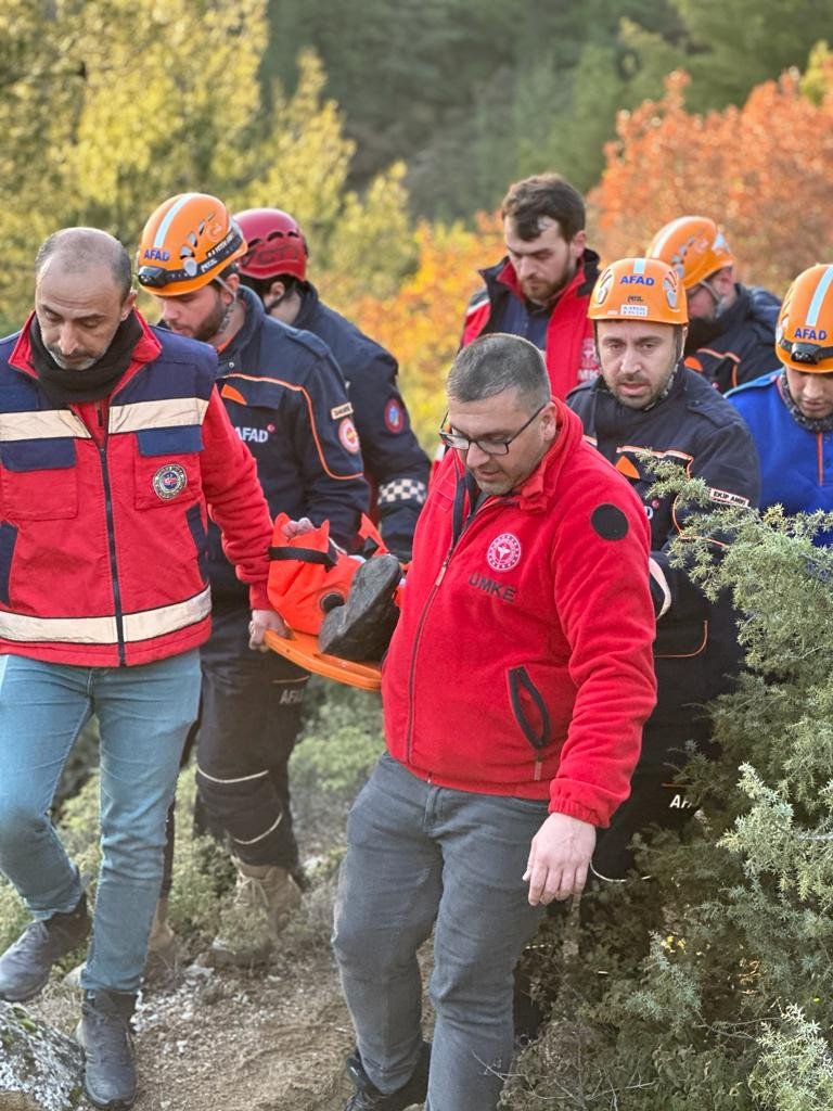 KOCAELİ'DEN, SAKARYA'NIN PAMUKOVA İLÇESİNDE DEFİNE ARAMAYA GELEN 3 ŞÜPHELİ YAKALANDI. ŞÜPHELİLERİ, KAÇAK KAZI YAPTIKLARI ESNADA OYDUKLARI KAYANIN BİR KİŞİNİN AYAĞININ ÜZERİNE DÜŞEREK YARALAMASI ELE VERDİ