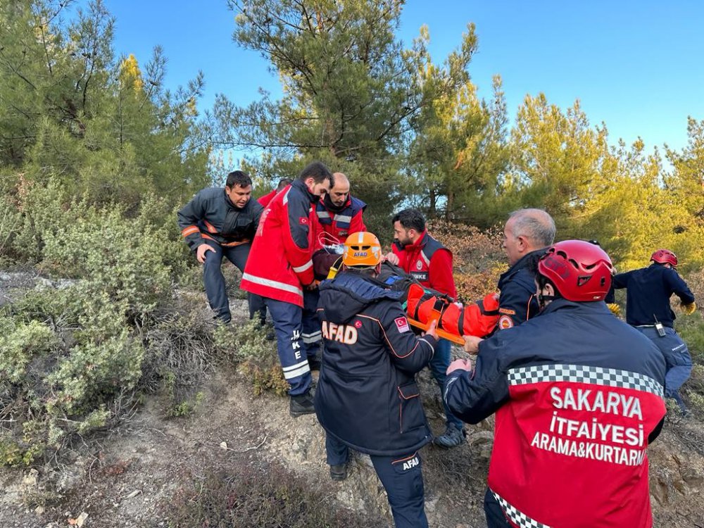 KOCAELİ'DEN, SAKARYA'NIN PAMUKOVA İLÇESİNDE DEFİNE ARAMAYA GELEN 3 ŞÜPHELİ YAKALANDI. ŞÜPHELİLERİ, KAÇAK KAZI YAPTIKLARI ESNADA OYDUKLARI KAYANIN BİR KİŞİNİN AYAĞININ ÜZERİNE DÜŞEREK YARALAMASI ELE VERDİ